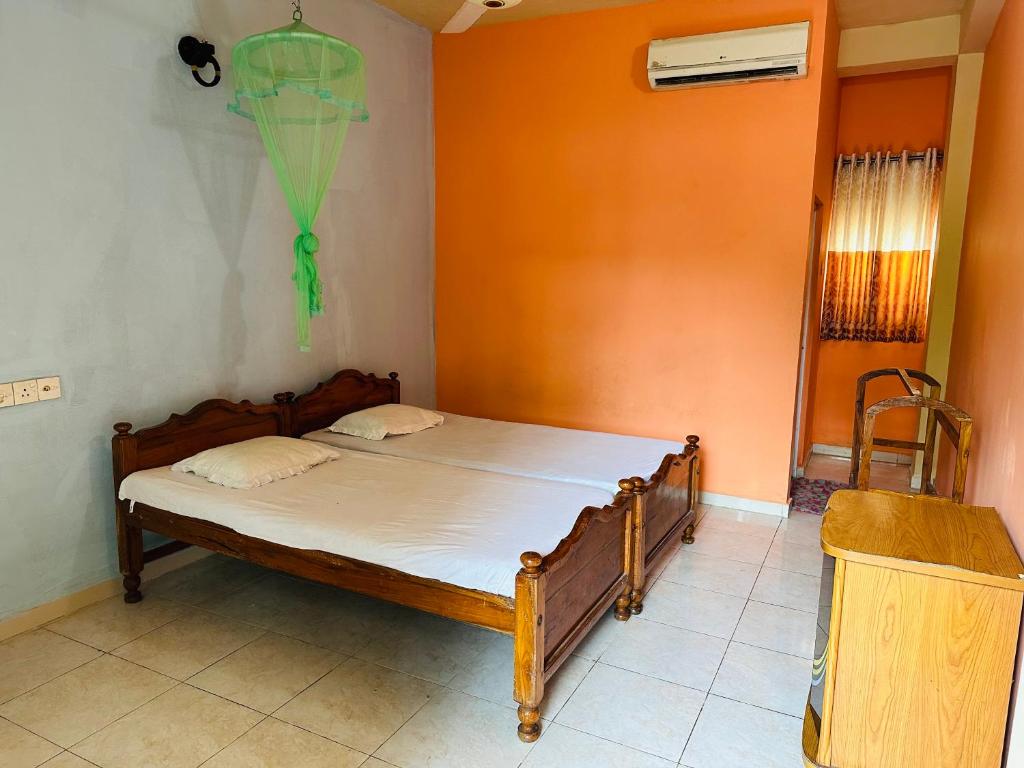 Postel nebo postele na pokoji v ubytování Hotel Prasanna