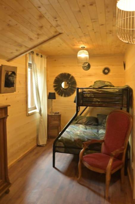 Postel nebo postele na pokoji v ubytování Chalet : le moulin du sagard