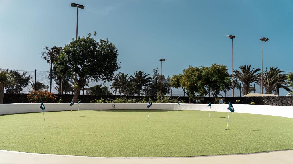 a golf course with poles in the middle at Alexandre Grand Teguise Playa in Costa Teguise
