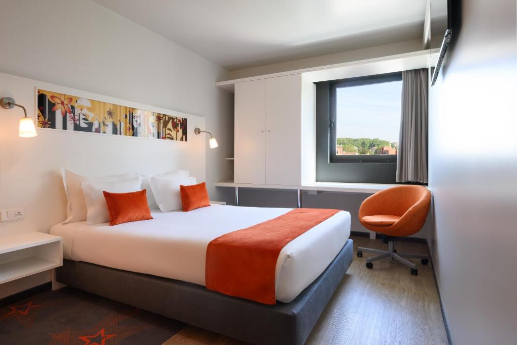 um quarto de hotel com uma cama e uma janela em Star Inn Porto em Porto