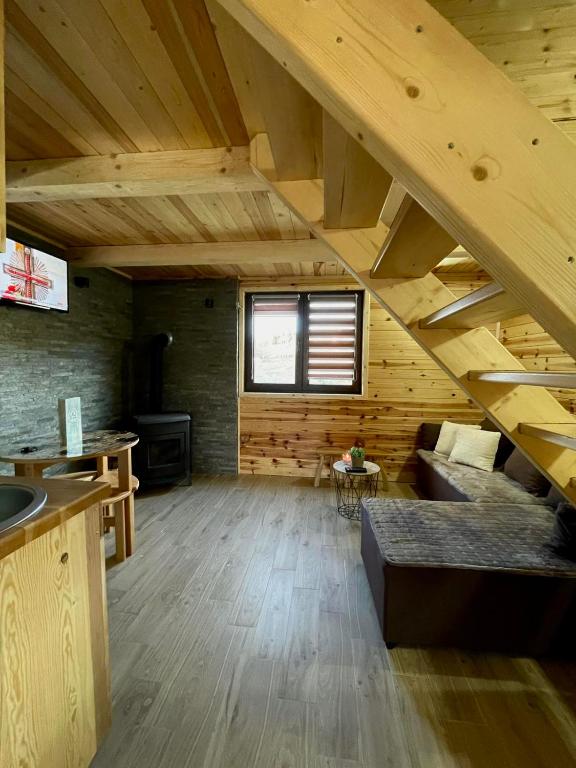 TV a/nebo společenská místnost v ubytování brvnare in