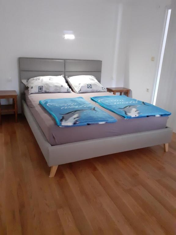 een bed met blauwe lakens en kussens erop bij Lana 1 in Senj