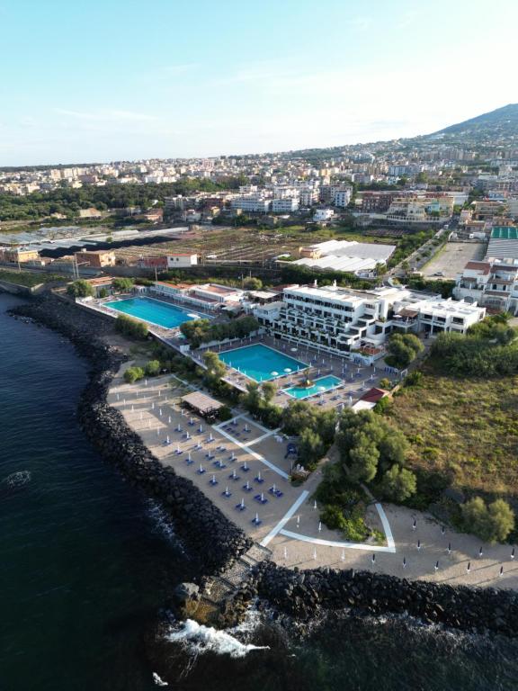 eine Luftansicht eines Resorts neben dem Wasser in der Unterkunft Puntaquattroventi in Ercolano