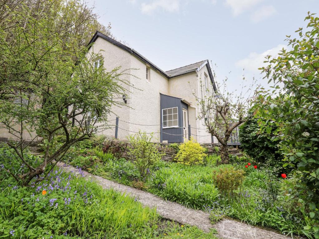 een huis met een tuin ervoor bij Myrtle Villa in Knighton