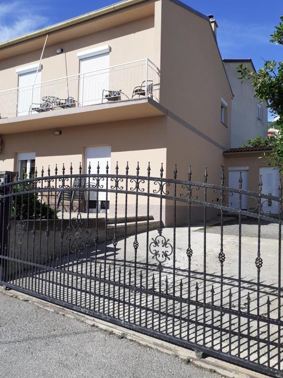 Budova, v ktorej sa apartmán nachádza