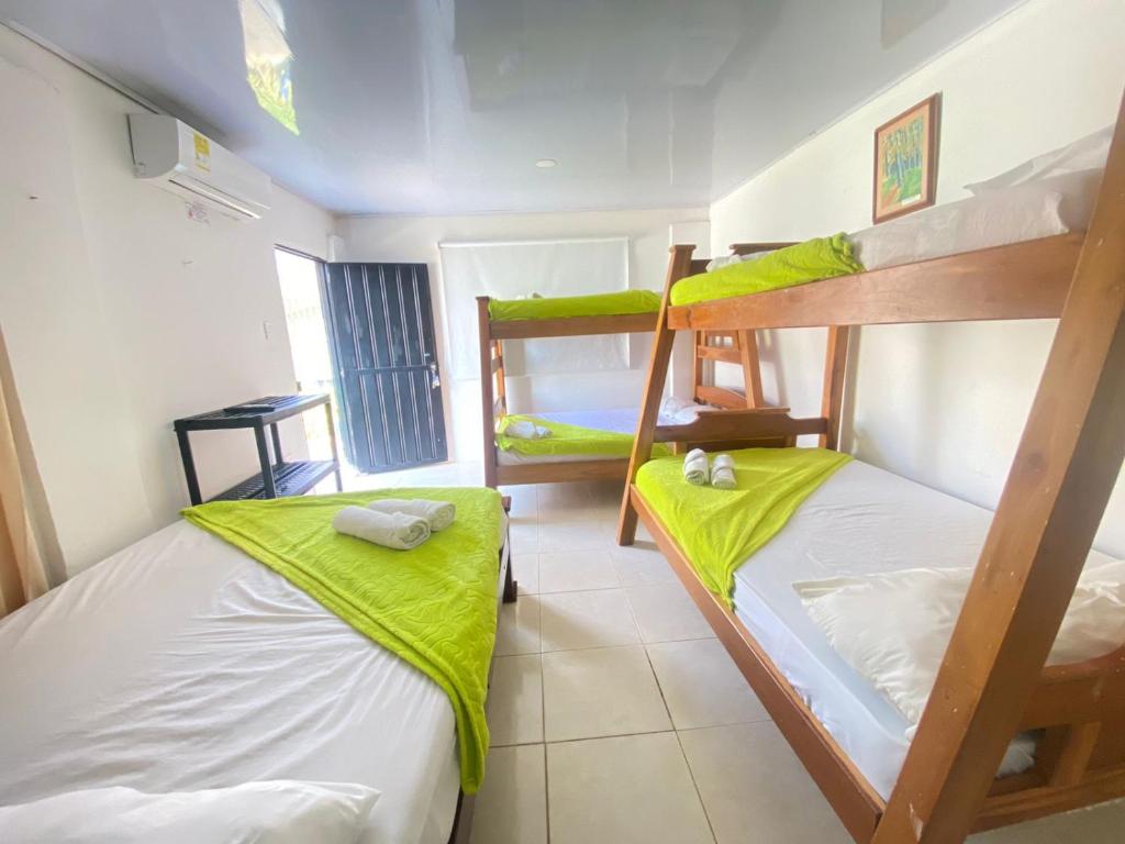 Katil dua tingkat atau katil-katil dua tingkat dalam bilik di Hostal El Danubio Tolu
