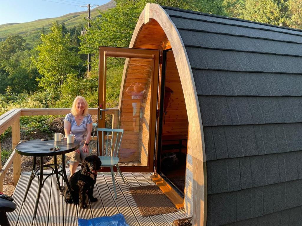 Nespecifikovaný výhled na hory nebo výhled na hory při pohledu z hostelu