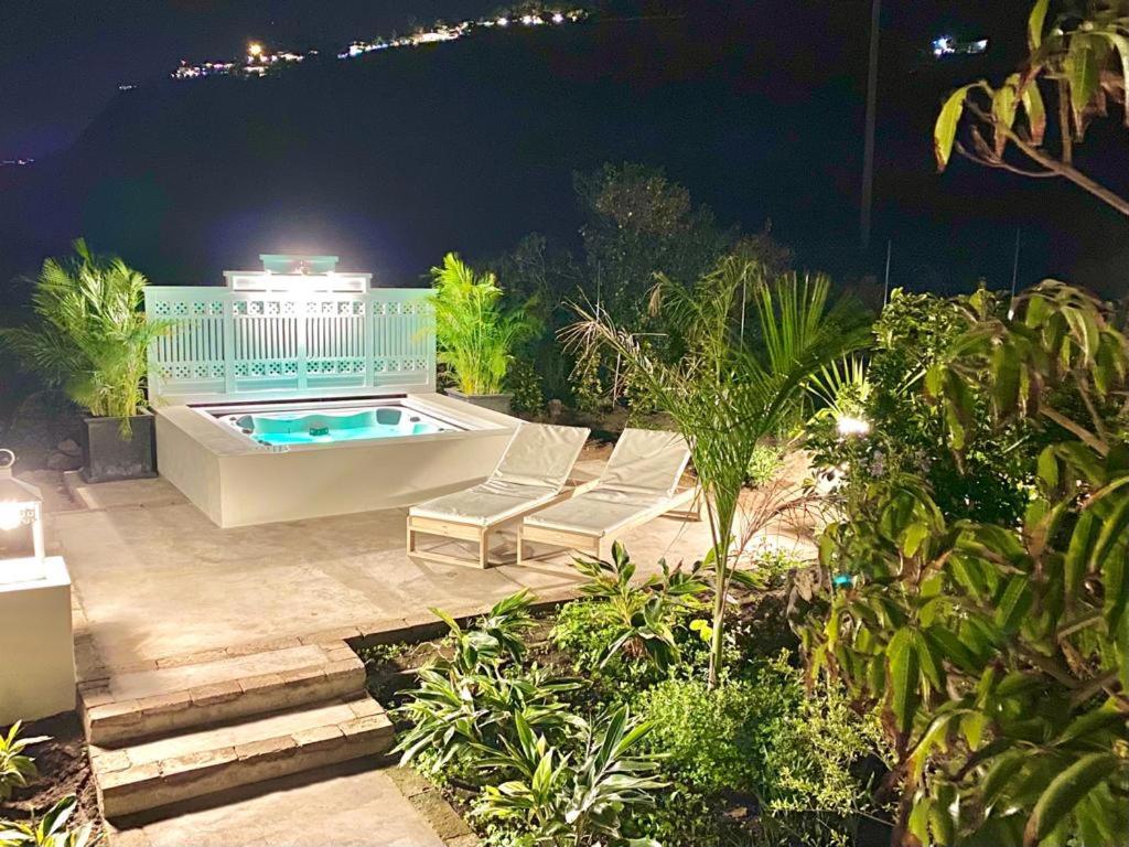 Bazén v ubytovaní Casa Boticaria, bonito Paraíso Privado con jardín y Jacuzzi. alebo v jeho blízkosti