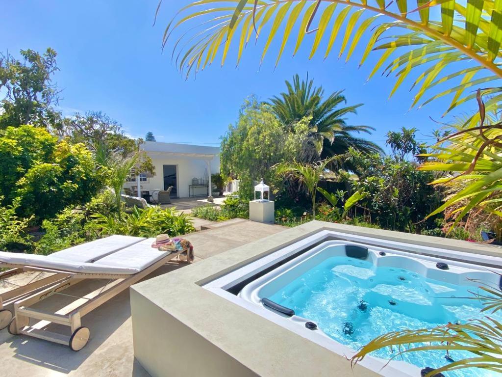 Bazén v ubytovaní Casa Boticaria, bonito Paraíso Privado con jardín y Jacuzzi. alebo v jeho blízkosti