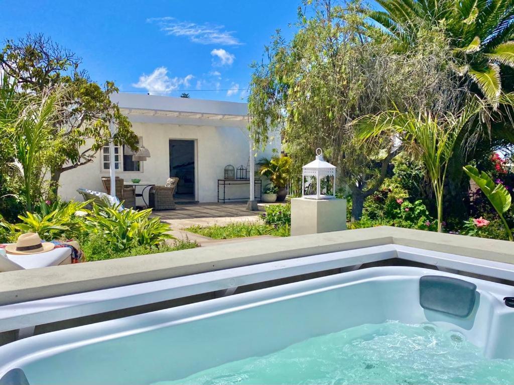 Bazén v ubytovaní Casa Boticaria, bonito Paraíso Privado con jardín y Jacuzzi. alebo v jeho blízkosti