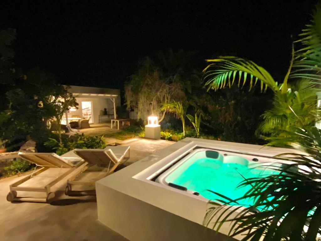 Bazén v ubytovaní Casa Boticaria, bonito Paraíso Privado con jardín y Jacuzzi. alebo v jeho blízkosti