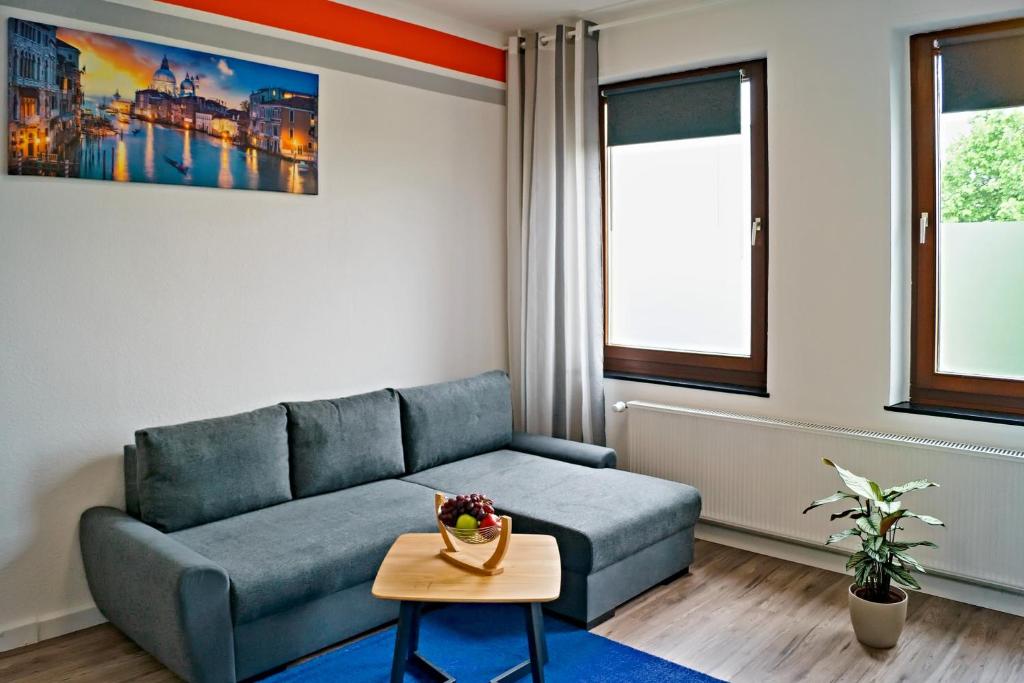 sala de estar con sofá y mesa en Charmante & Gemütliche Wohnung en Solingen