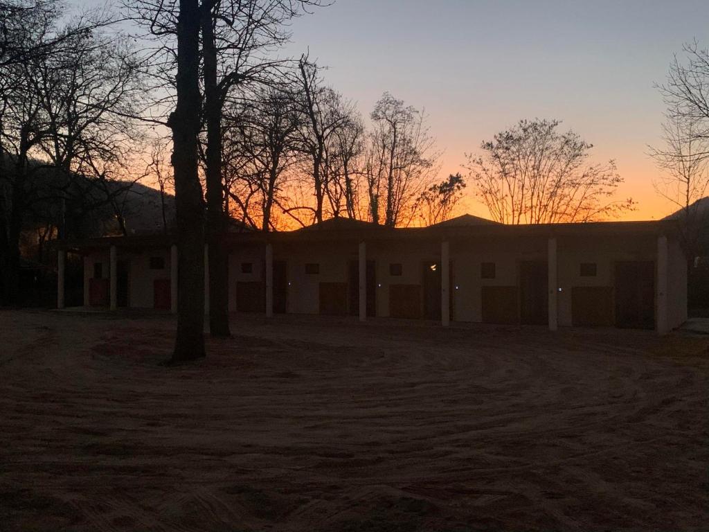Východ nebo západ slunce při pohledu z hostelu nebo okolí
