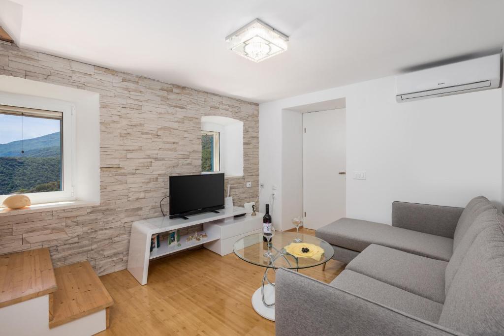 TV a/nebo společenská místnost v ubytování House Bajota with terrace and sea view