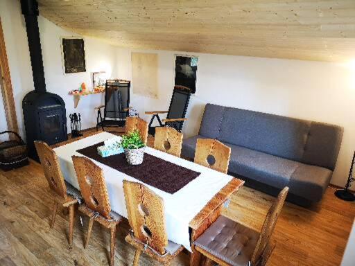 ein Wohnzimmer mit einem Tisch und einem Sofa in der Unterkunft Chata u jeskyně Mladeč 