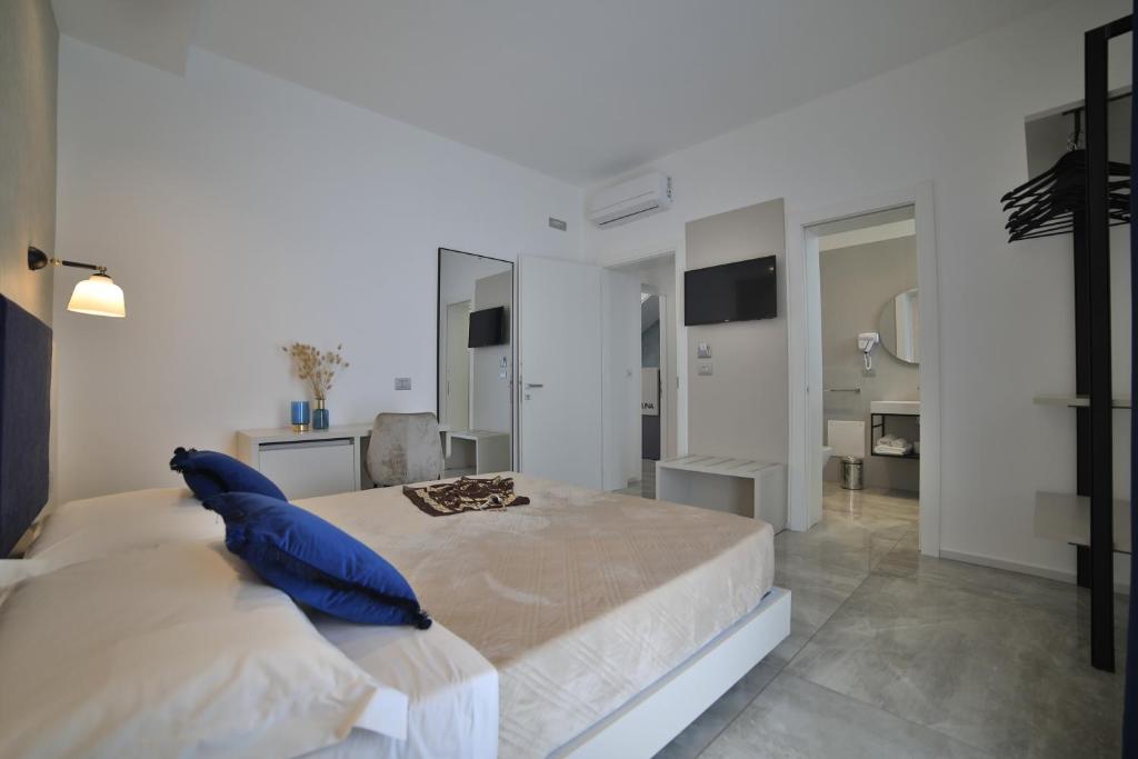 Televízia a/alebo spoločenská miestnosť v ubytovaní Calaluna Rooms