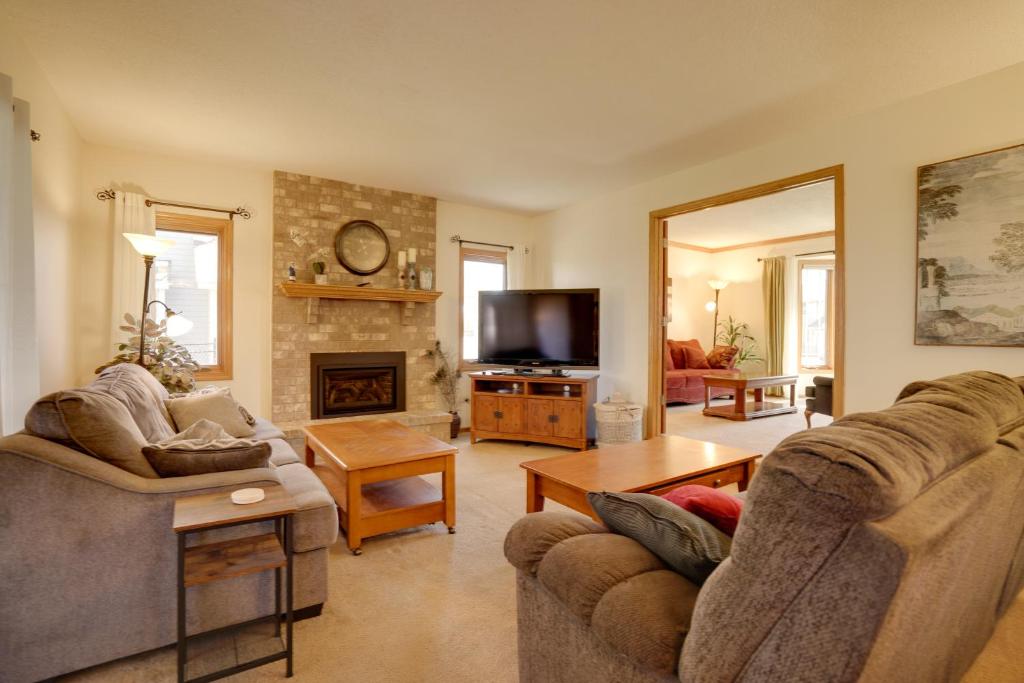 Spacious Minnesota Getaway with Deck and Grill!, Woodbury Updated