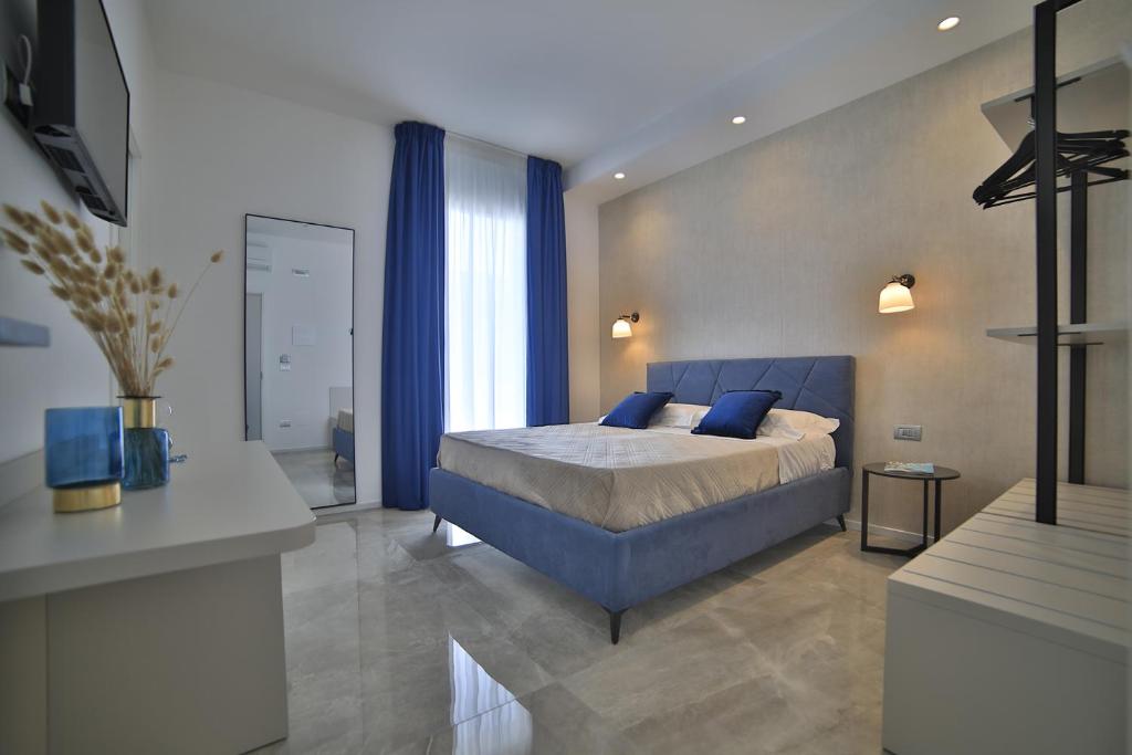 Posteľ alebo postele v izbe v ubytovaní Calaluna Rooms