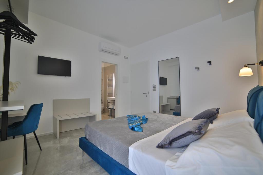 Televízia a/alebo spoločenská miestnosť v ubytovaní Calaluna Rooms