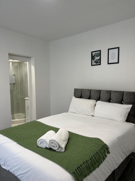 een slaapkamer met een bed met twee handdoeken erop bij Burleigh House - 3 Bed House in Leicester