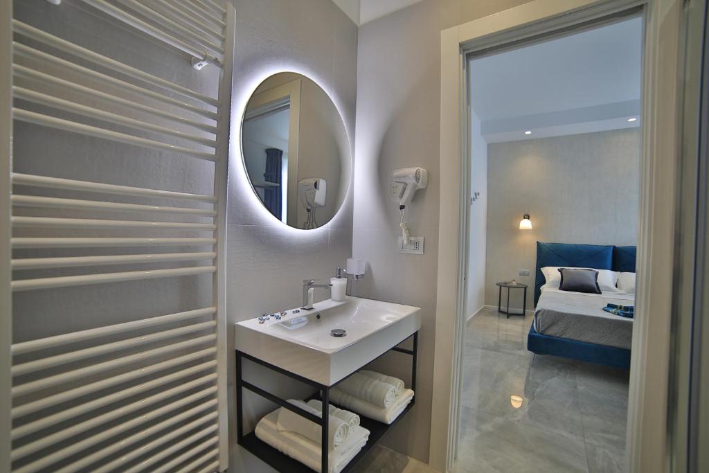 Posteľ alebo postele v izbe v ubytovaní Calaluna Rooms