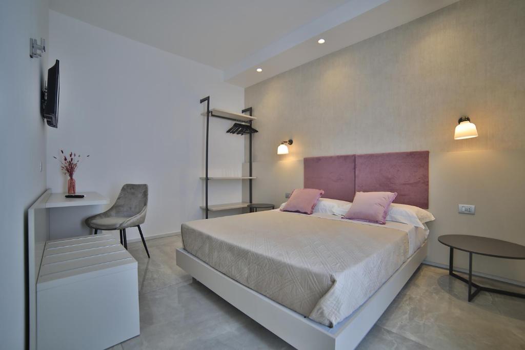 Posteľ alebo postele v izbe v ubytovaní Calaluna Rooms