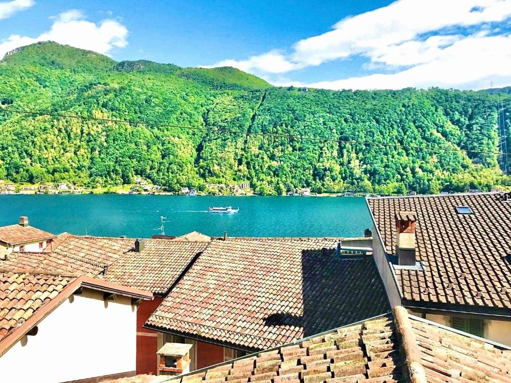 uma vista para um lago a partir dos telhados das casas em Casa Angiolina - Holidays em Morcote