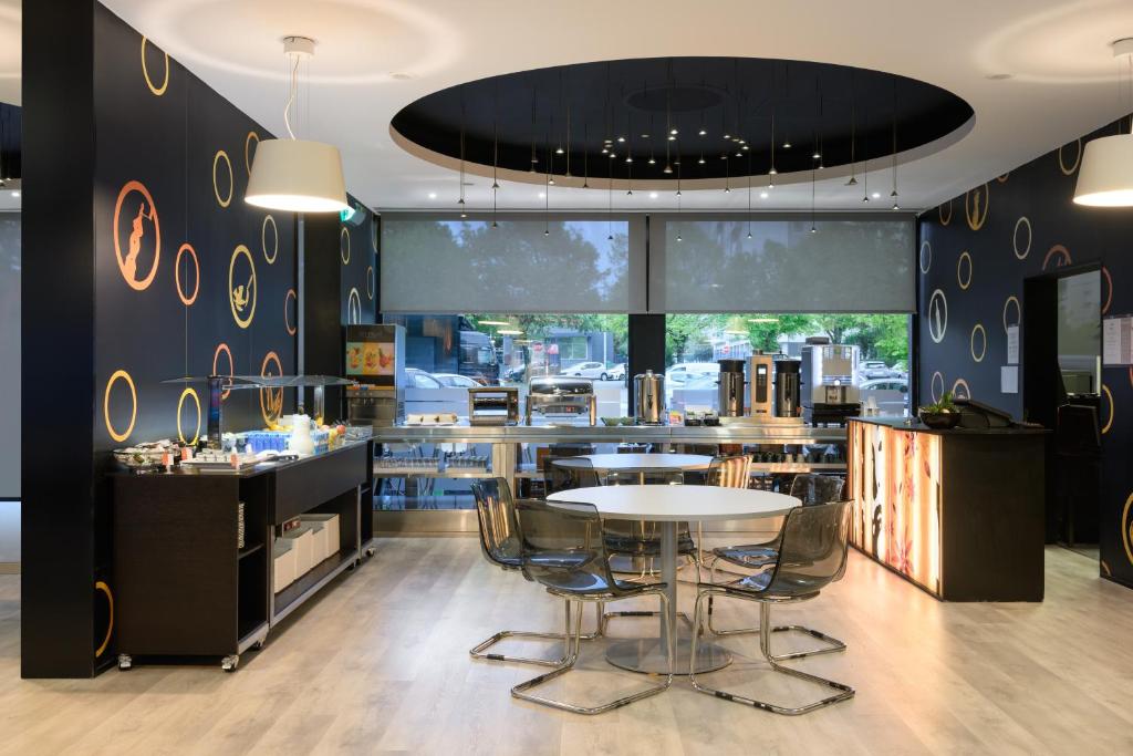 un restaurante con mesa y sillas en una habitación en Star Inn Porto, en Oporto
