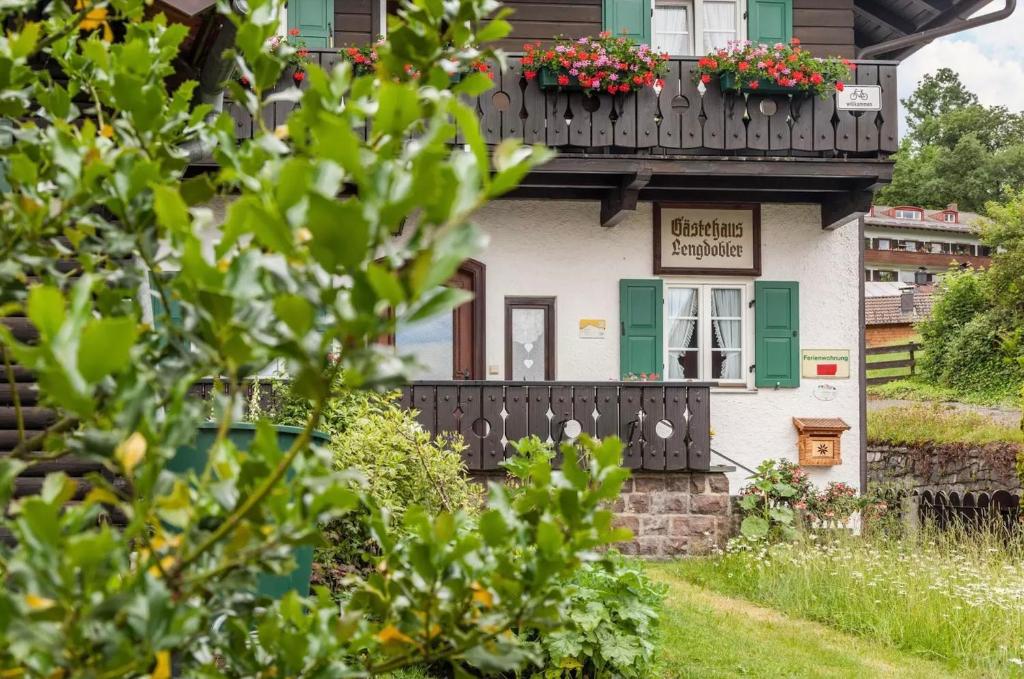 uma casa com caixas de flores nas janelas em Ferienwohnung Lengdobler - Leni em Bad Kohlgrub