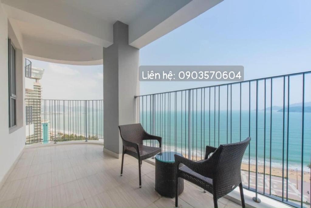 Un balcón con sillas y vistas al océano. en Panorama Nha Trang Apartment Sea View - Căn Hộ Hướng Biển, en Nha Trang