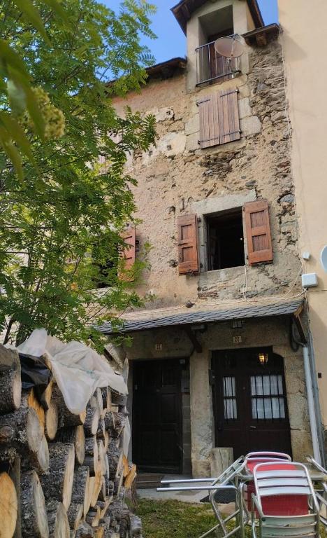 Budynek, w którym mieści się dom w stylu alpejskim