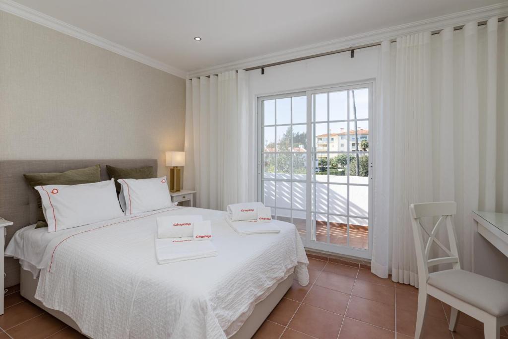 - une chambre avec un lit et une grande fenêtre dans l'établissement NEW LISTING - Eden Villas, à Vilamoura