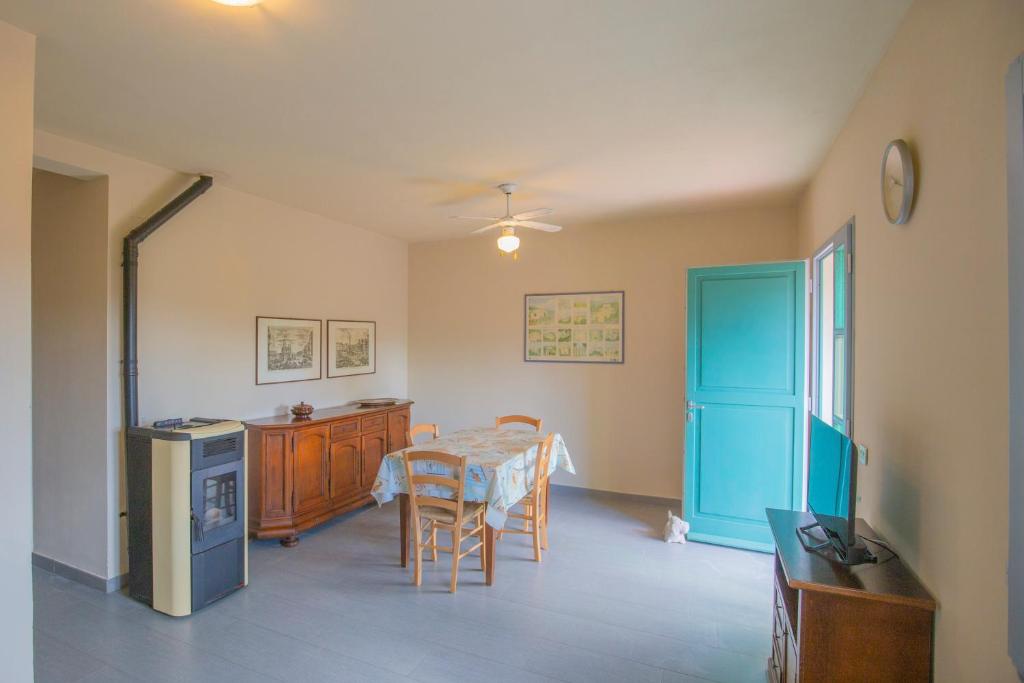 TV a/nebo společenská místnost v ubytování Villetta Capo Bianco - HelloElba