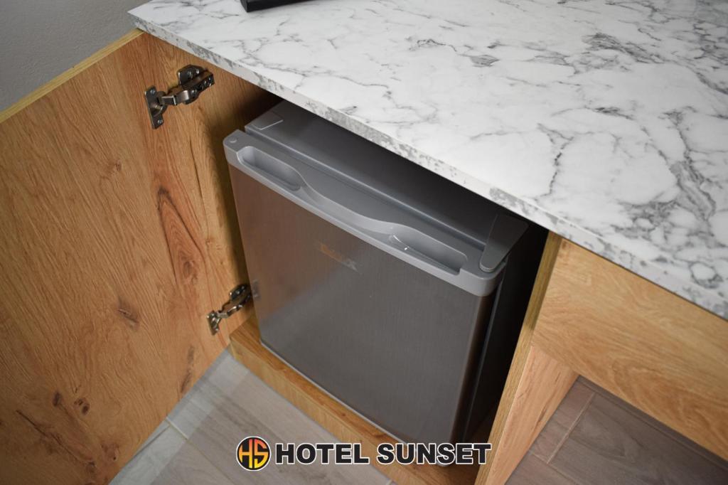 A cozinha ou kitchenette de Hotel SUNSET Shengjin