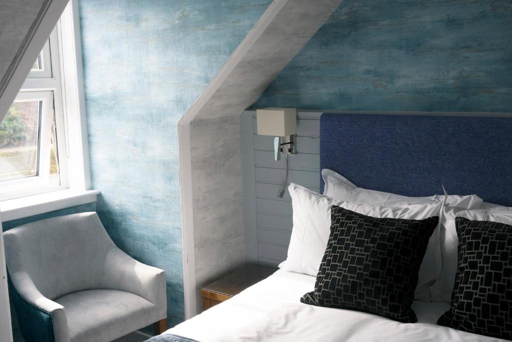 Postel nebo postele na pokoji v ubytování Duisdale House Hotel