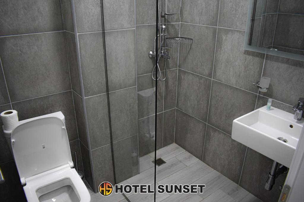 Uma casa de banho em Hotel SUNSET Shengjin
