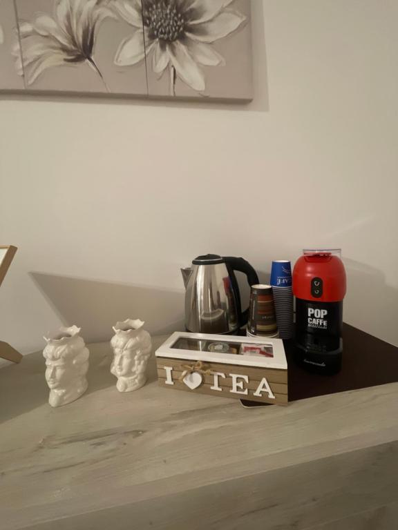 Příslušenství pro přípravu čaje a kávy v ubytování FlorAngè guest house