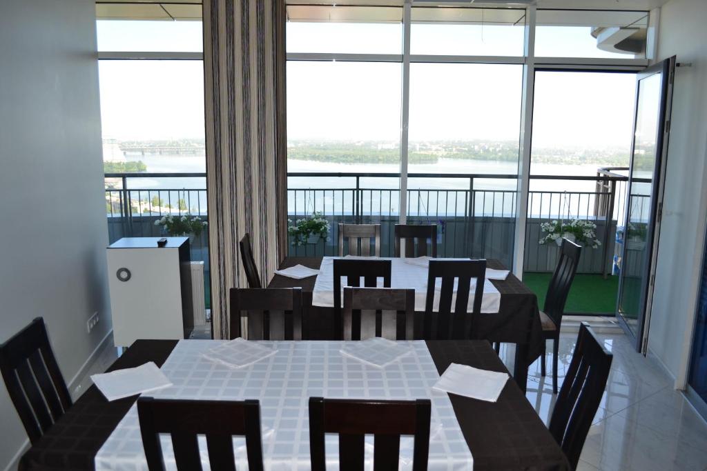Balkón nebo terasa v ubytování SkyTech Most City Hotel 19 floor PANORAMIC VIEW