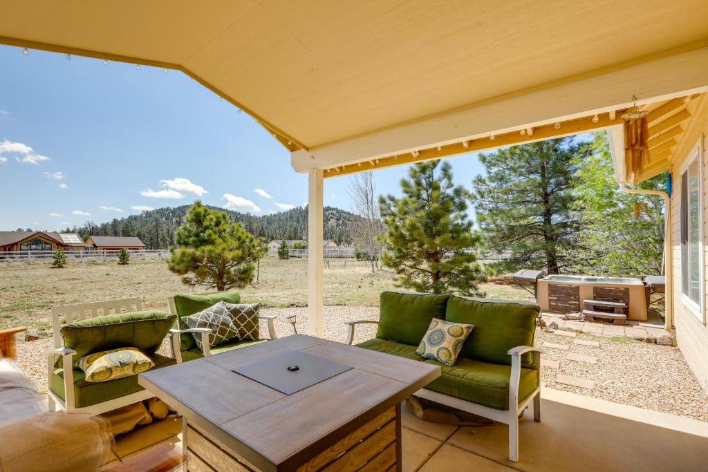 Elden Pueblo的住宿－Flagstaff Vacation Rental with Yard and Hot Tub，门廊上设有桌椅,