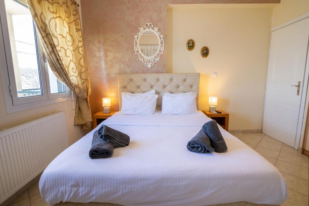 Postel nebo postele na pokoji v ubytování Votsalakia Hotel & Luxury Apartments