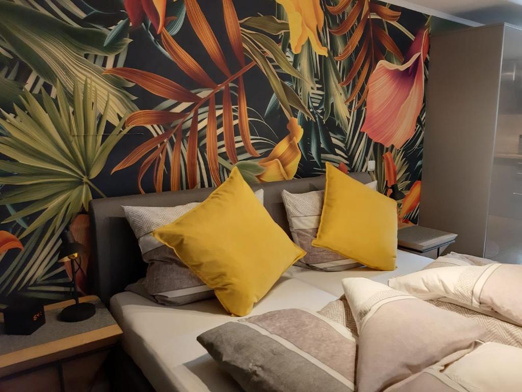 un sofá con almohadas y un mural en la pared en Apartments Am Spitalthor, en Straubing