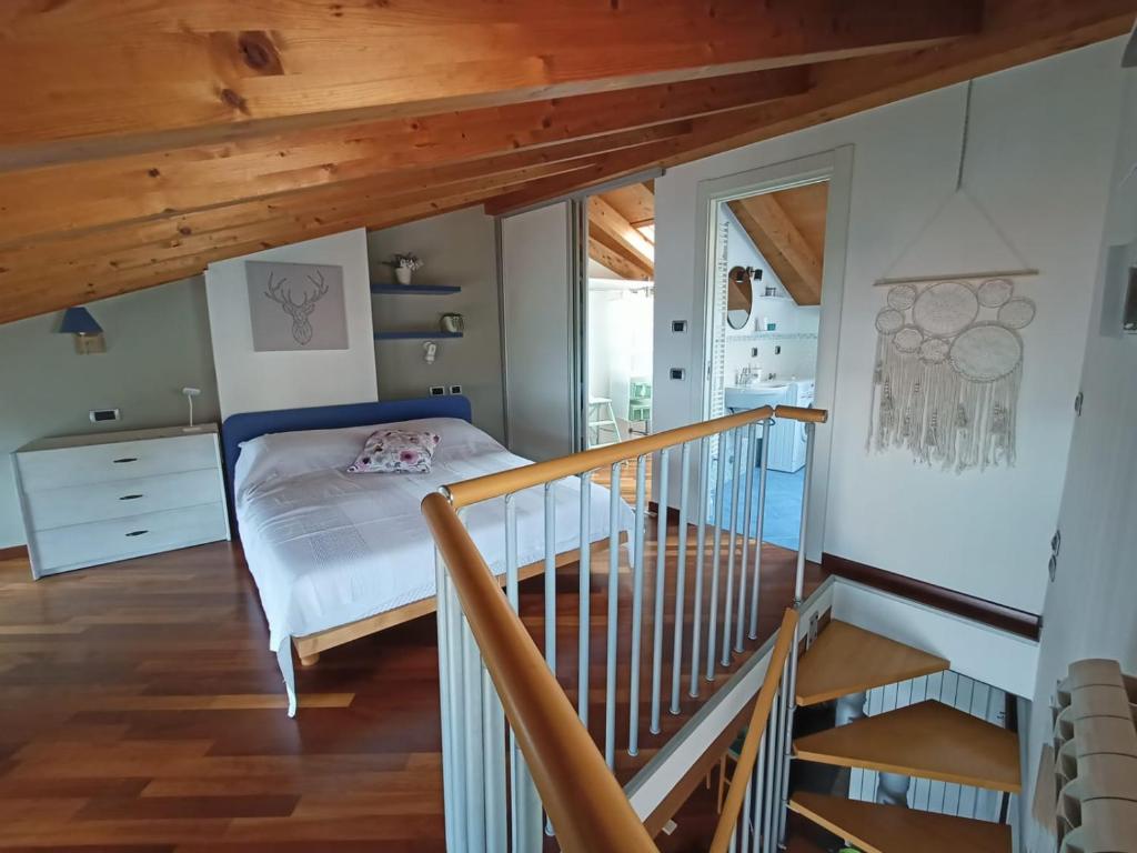 Pokój z łóżkiem i schodami w obiekcie Casa Marina w mieście Lovere