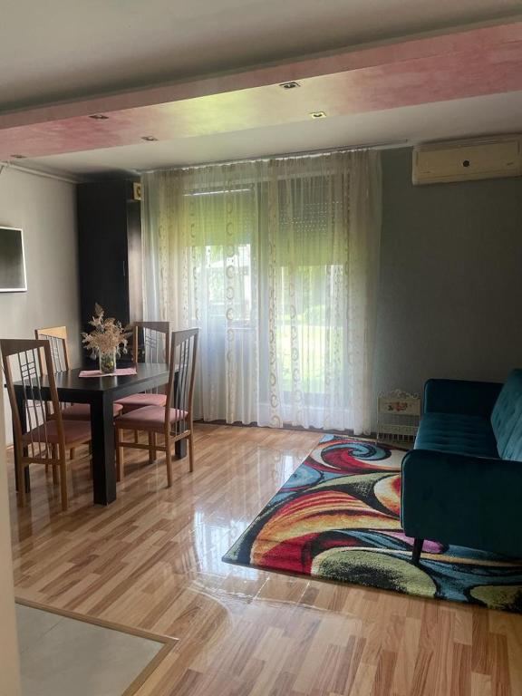 een woonkamer met een bank en een eettafel bij Zimbrului Apartment in Bistriţa