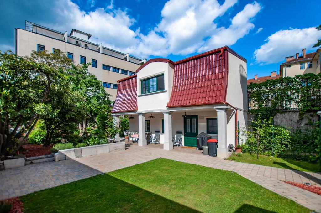 Entire house in the center of Ljubljana - FREE PARKING - Dragon Garden Pavilion Ljubljana - 小屋
