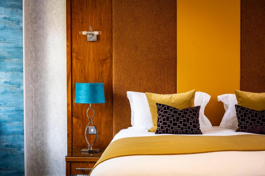 Postel nebo postele na pokoji v ubytování Duisdale House Hotel