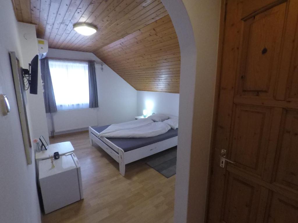 Posteľ alebo postele v izbe v ubytovaní Napsütötte Kehida