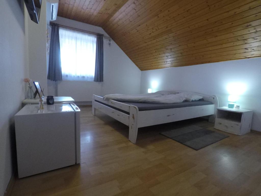 Posteľ alebo postele v izbe v ubytovaní Napsütötte Kehida