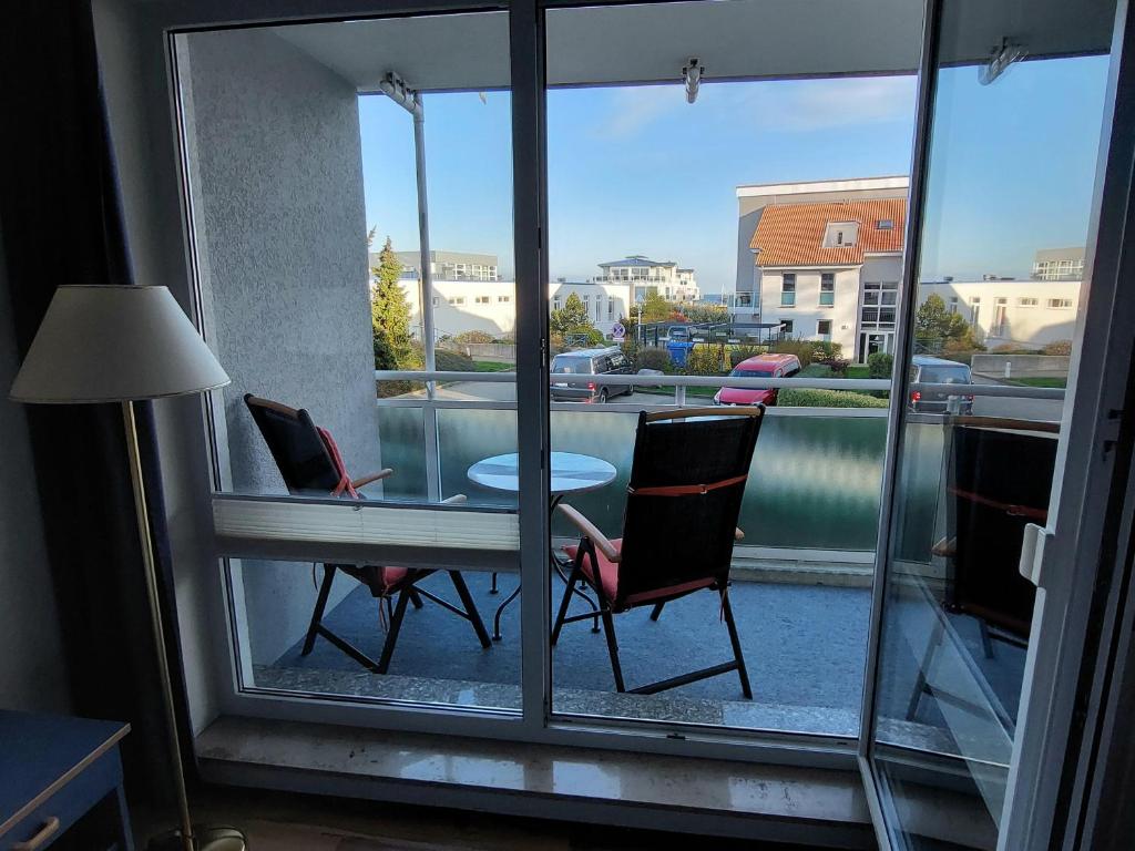 キュールングスボルンにあるYachthafenresidenz-Wohnung-8205-853のバルコニー(テーブル、椅子付)が備わる客室です。