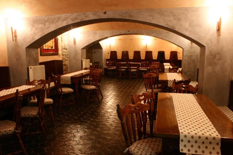un ristorante con tavoli e sedie in una stanza di Zlaty Lev a Louny