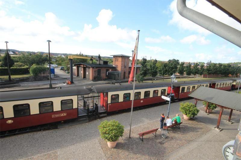 キュールングスボルンにあるFerienwohnungen-Molli-West-Wohnung-1-9801の鉄道駅に停車する赤白列車